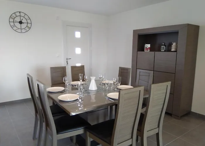 Semesterbostad Maison De Pres De La A