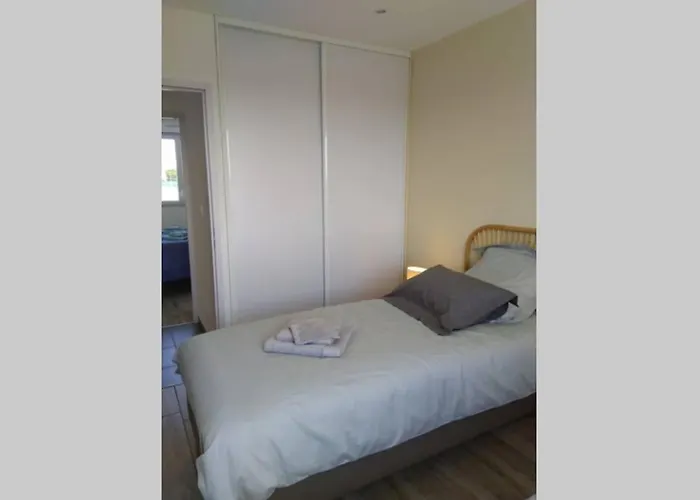 Maison De Pres De La A * Créances